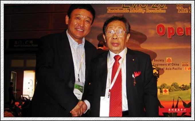 董事长吕洪涛与亚洲电动车协会主席陈清泉合影