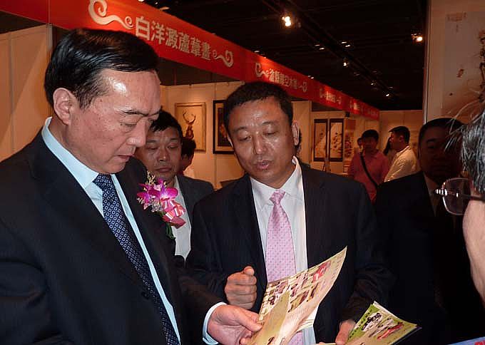 董事长吕洪涛向西藏自治区党委书记陈全国介绍企业发展情况