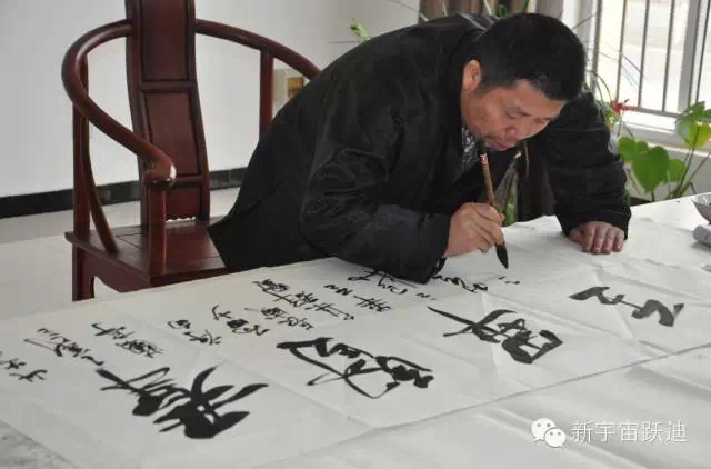 中国书画家协会理事郭海燕先生亲临跃迪集团现场挥毫泼墨