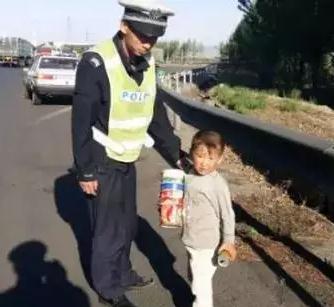 贪玩幼童上高速—跃迪移动警务室助力，热心民警忙寻亲