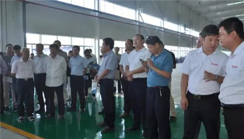 专家、教授听取陕西跃迪公司对整体项目规划和系列新能源客车产品的系统介绍