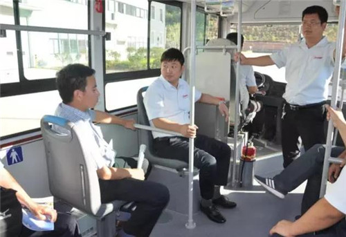 专家、教授们试乘陕西跃迪自主研发生产的“跃迪”8米纯电动客车和10米天然气客车