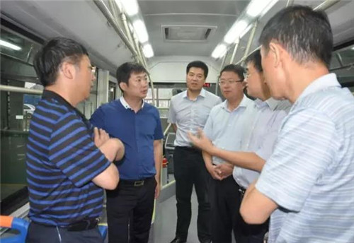 徐明非副厅长登上陕西跃迪自主研发纯电动客车亲身体验