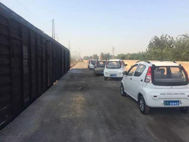 跃迪电动汽车铁路运输准备装车