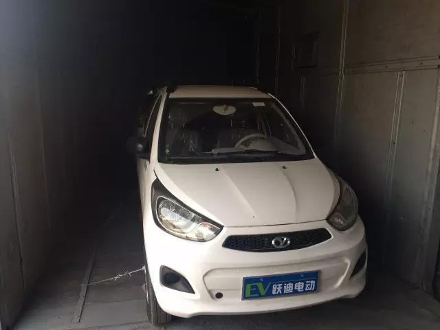 跃迪电动汽车装车完毕准备发车