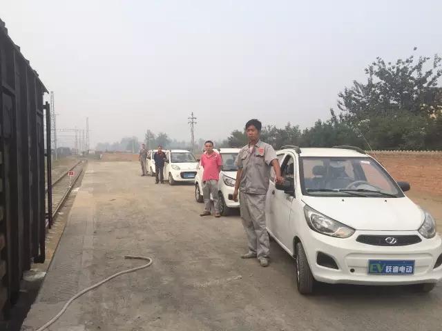 跃迪电动汽车装车进行中