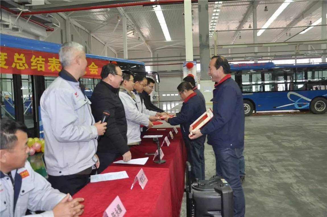 陕西跃迪公司领导向优秀员工和优秀管理者颁奖