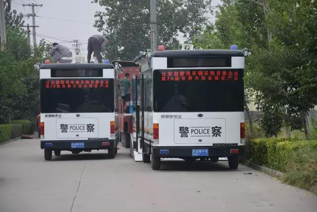 跃迪电动移动警务室装车中,准备发往白洋淀温泉城公安分局