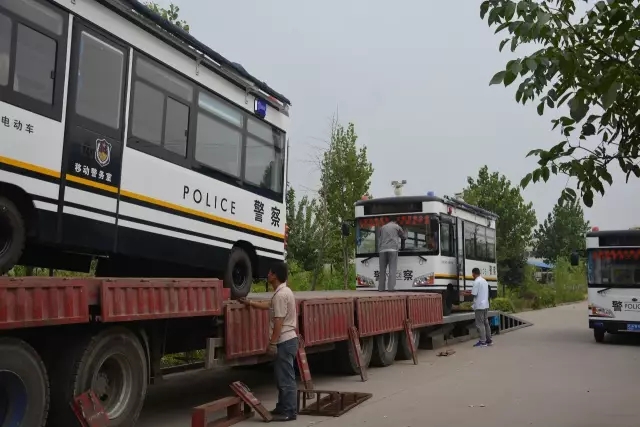 跃迪电动移动警务室装车中，准备发往白洋淀温泉城公安分局