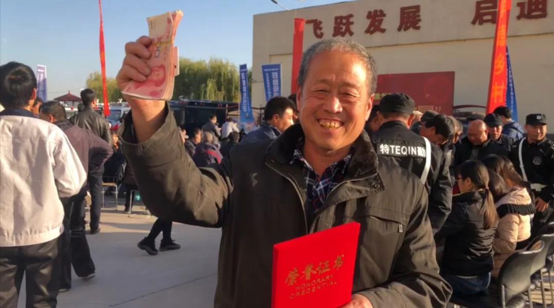 领到证书跟车款后开心的笑容 领到证书跟车款后开心的笑容