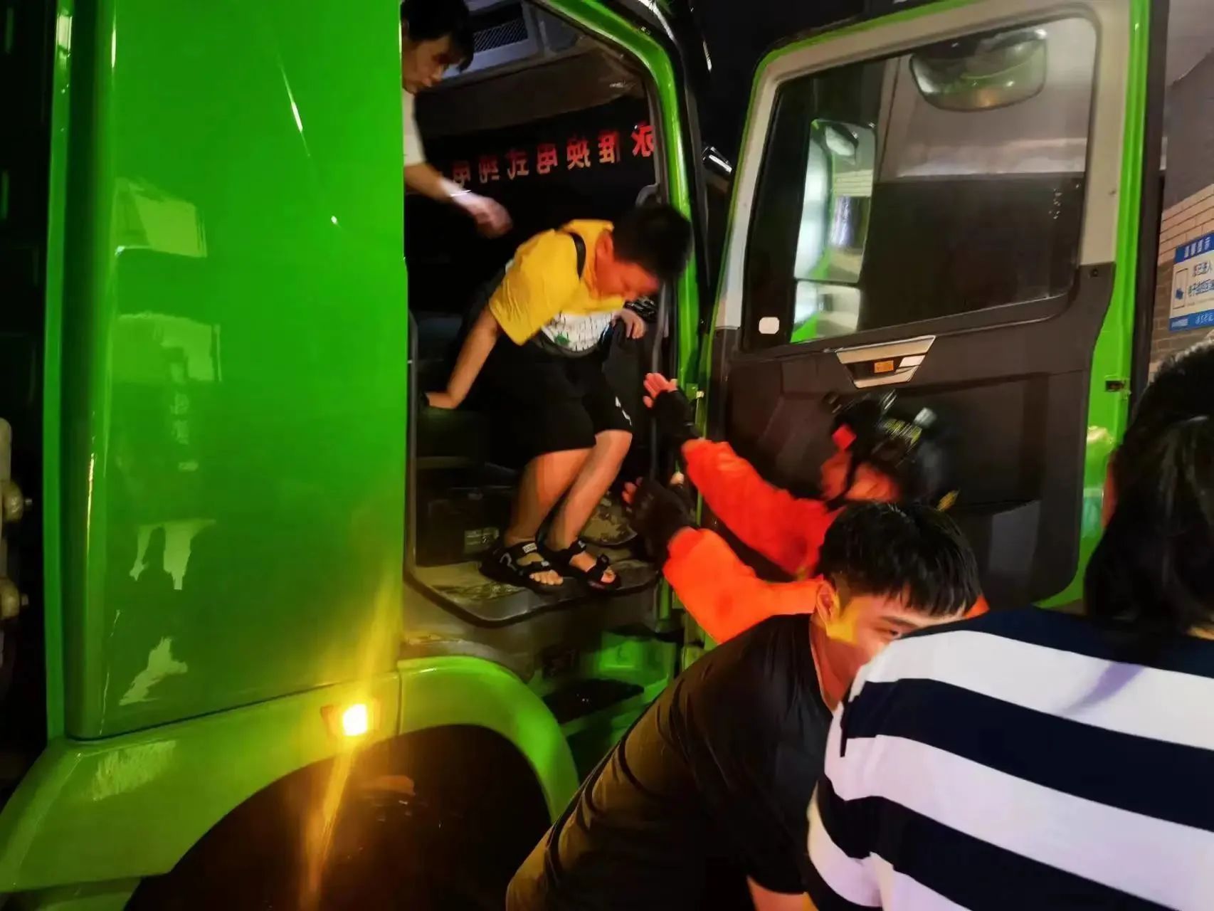 昨晚保定市强降暴雨丨跃迪汽车保定分公司，连夜出动70台新能源渣土车参与保定市救援工作