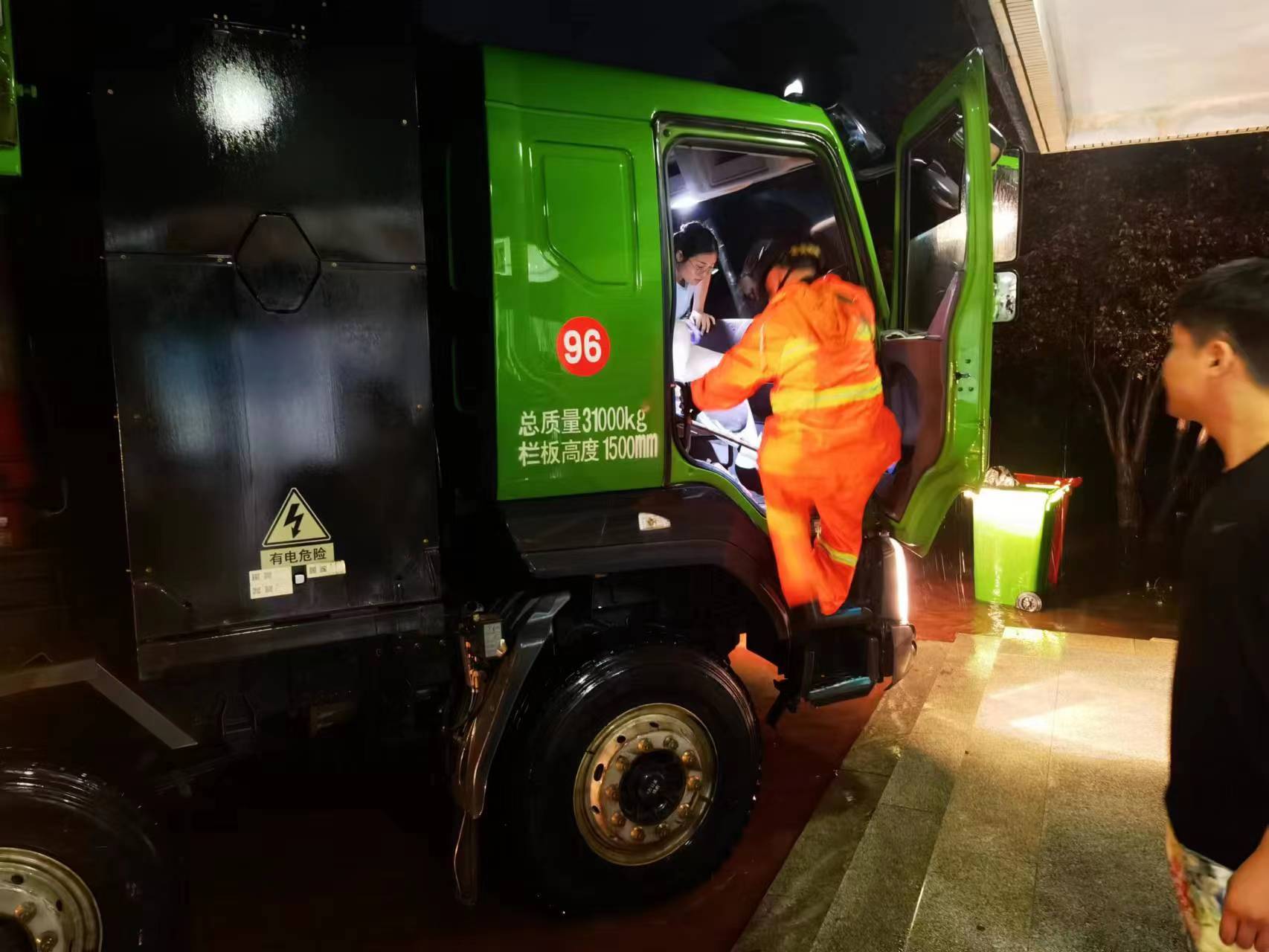 昨晚保定市强降暴雨丨跃迪汽车保定分公司，连夜出动70台新能源渣土车参与保定市救援工作