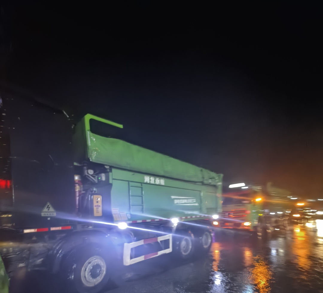 昨晚保定市强降暴雨丨跃迪汽车保定分公司，连夜出动70台新能源渣土车参与保定市救援工作