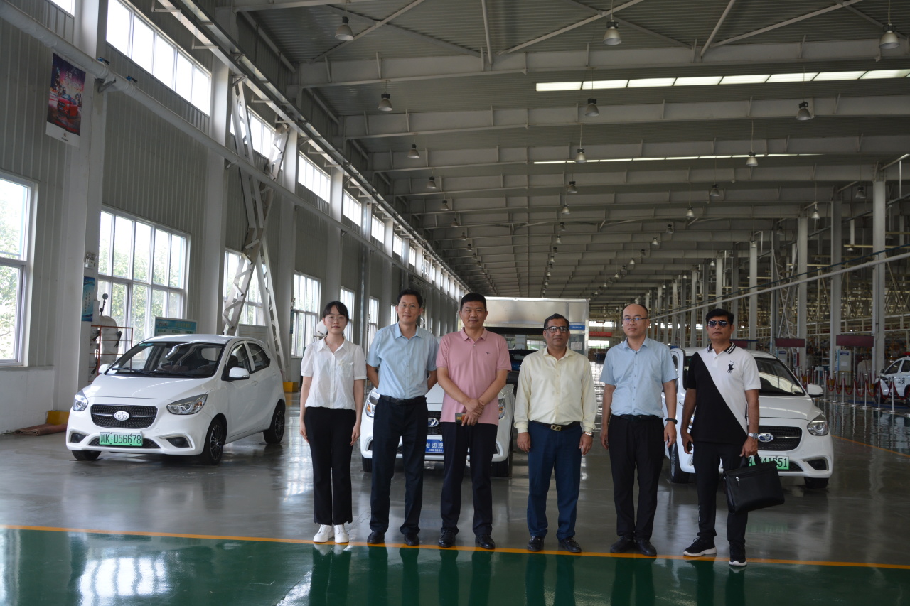 巴中商业协会联合主席一行到跃迪集团参观考察洽谈合作