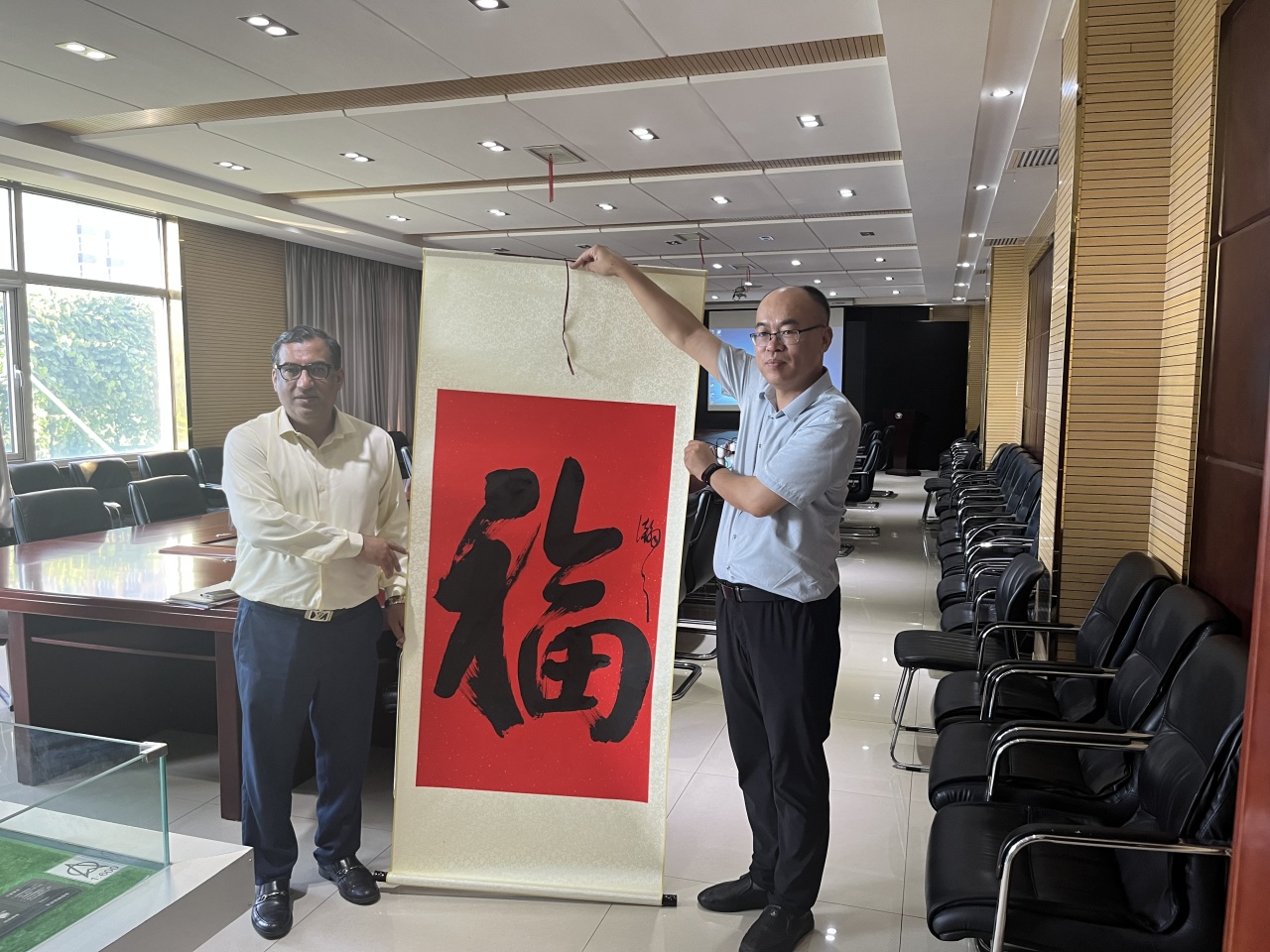 巴中商业协会联合主席一行到跃迪集团参观考察洽谈合作