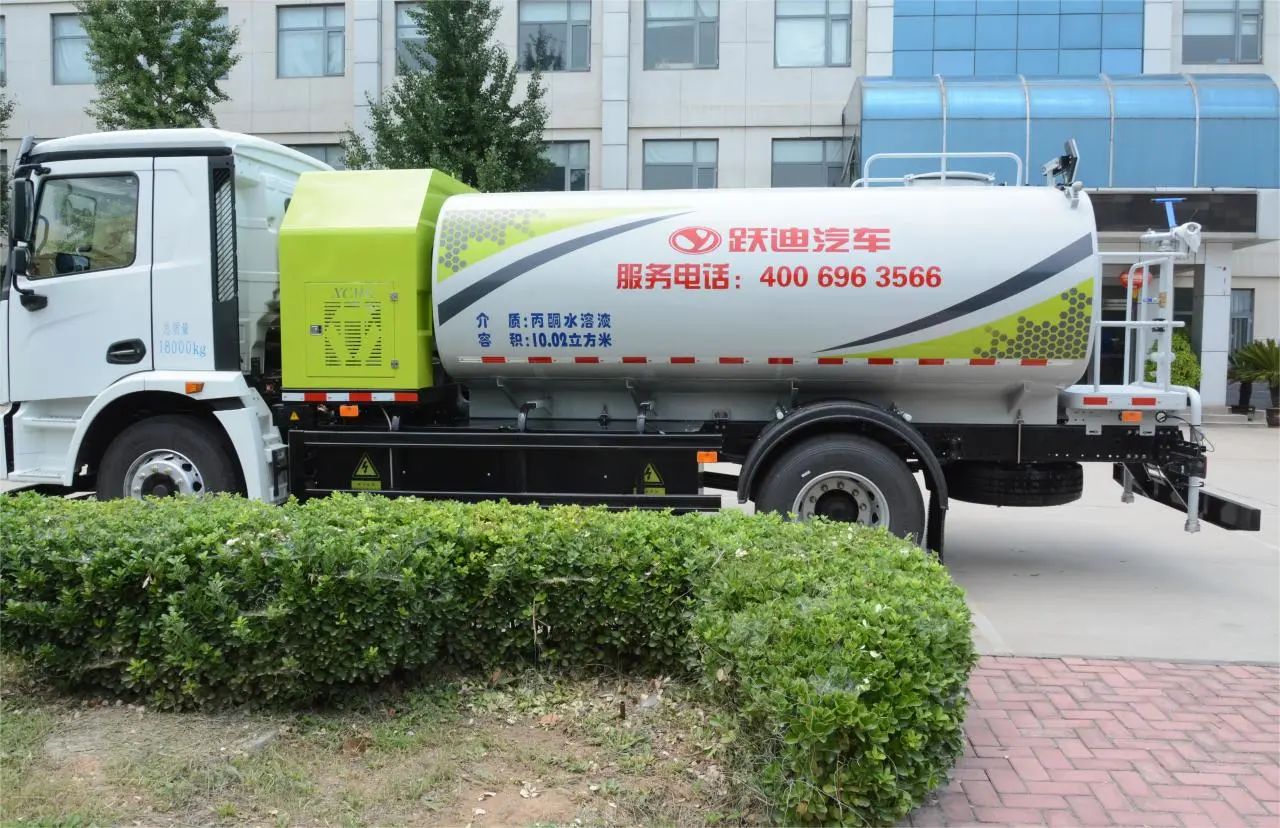 夏日降温好帮手-跃迪集团新能源洒水车、新能源绿化喷洒车发车