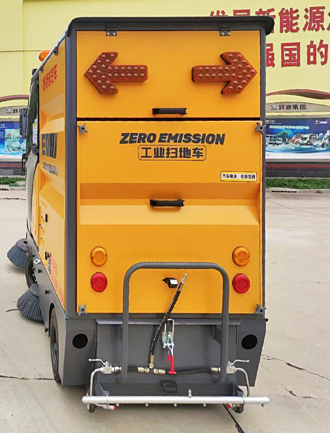 强力吸尘，高效清扫-跃迪小型清扫车