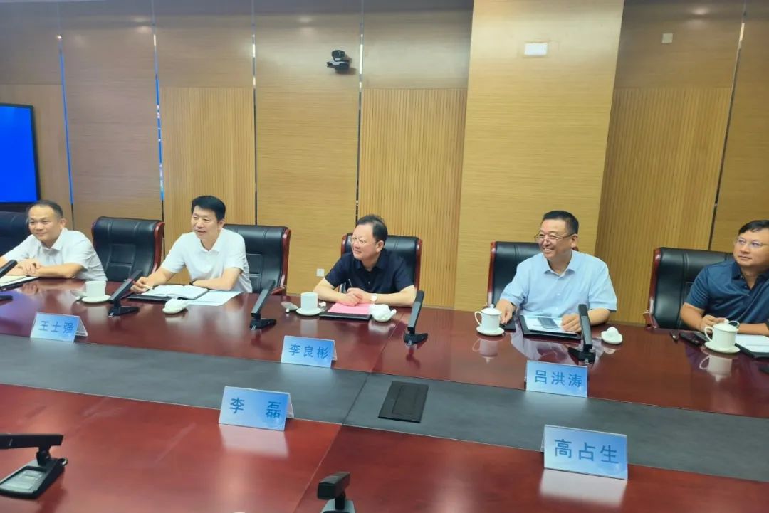 锂业巨头赣锋锂业董事长李良彬、跃迪集团董事长吕洪涛联袂造访中国重汽，与刘正涛董事长洽谈新能源领域合作前景