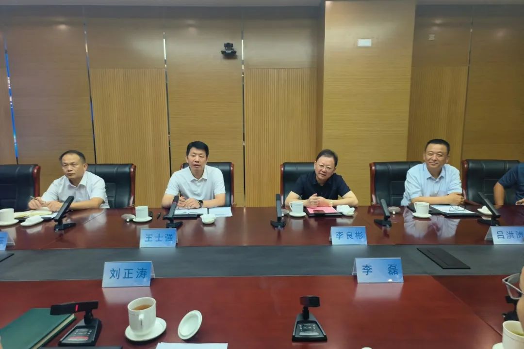 锂业巨头赣锋锂业董事长李良彬、跃迪集团董事长吕洪涛联袂造访中国重汽，与刘正涛董事长洽谈新能源领域合作前景