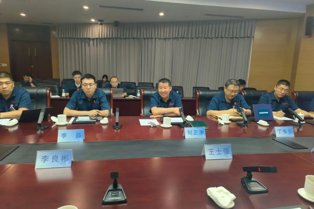 锂业巨头赣锋锂业董事长李良彬、跃迪集团董事长吕洪涛联袂造访中国重汽，与刘正涛董事长洽谈新能源领域合作前景